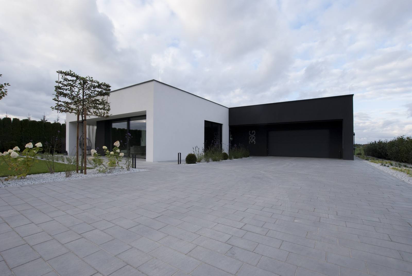 Nowoczesny dom jednorodzinny z płaskim dachem — realizacja Biura architektonicznego MK Projekt